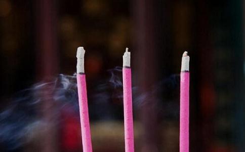 佛前上三炷香、磕三个头的本意
