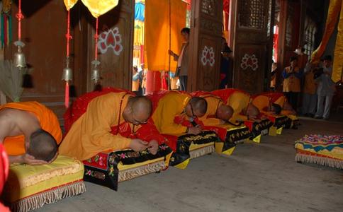 拜佛时为什么要低头、收下巴、头面贴地？