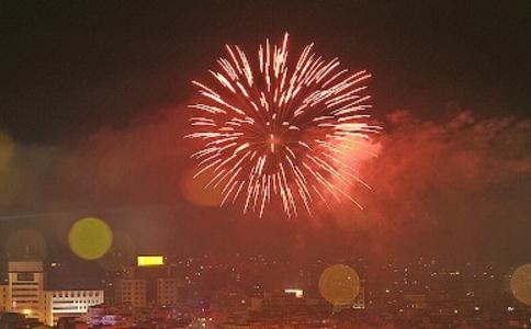 相拥而泣的除夕