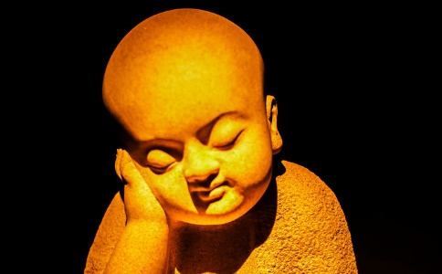 明朗法师：随息念佛时总是延长呼吸，感到胸闷，怎样对治？