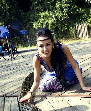 最美教练与蛇共舞呼吁保护动物