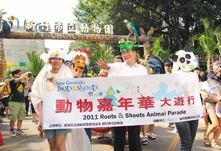 　　市长和百童扮动物游街