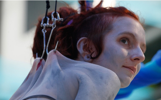 　　行为艺术家鱼钩穿身呼吁保护鲨鱼