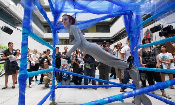 行为艺术家鱼钩穿身呼吁保护鲨鱼